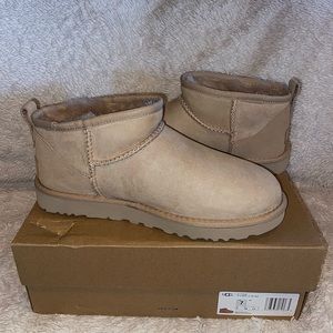 NIB Ugg Ultra Minis in Driftwood